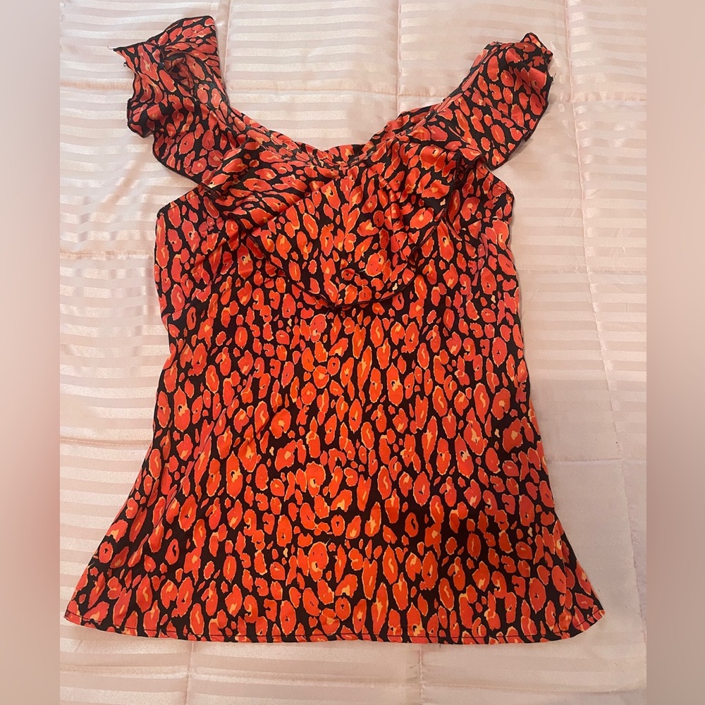 Charlotte Russe black/orange print ruffled v-neck side zip fitted top. Size S.